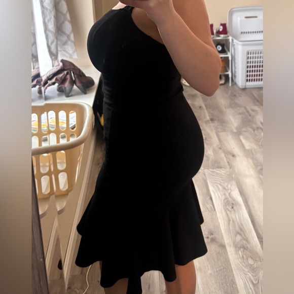 Veni Vidivici Elegant Black Dress With Adjustable Bow Straps - Picture 5 of 10